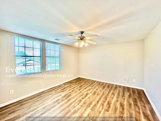 Foto del edificio - 3 Bed, 2 Bath Home with Fenced Yard & Garage / Pet-Friendly / Available Now!