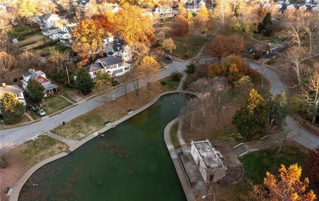 Foto del edificio - 2420 Simpson Ave