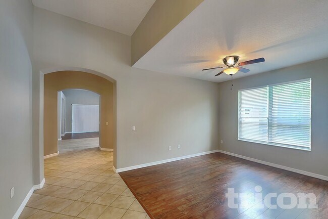 Foto del edificio - 351 Fairmount Park Ct