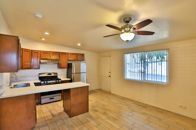 Building Photo - 1002 S Mariana St