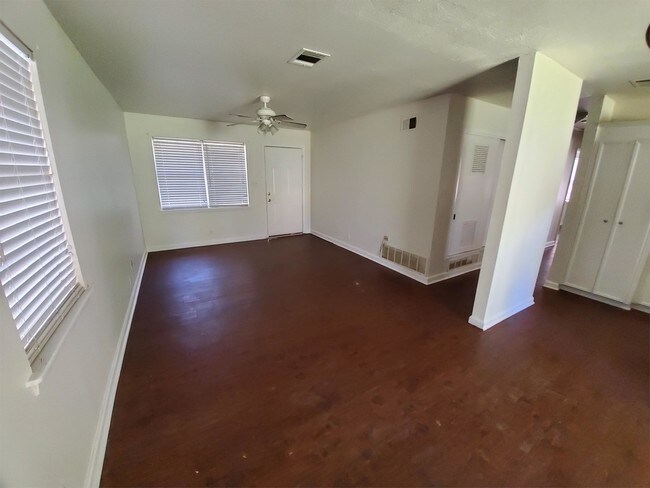 Building Photo - 9130 Southwood Dr