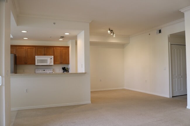 Building Photo - 2 bed/2 bath Condo in Popular Osprey Cove! Lake Views!!