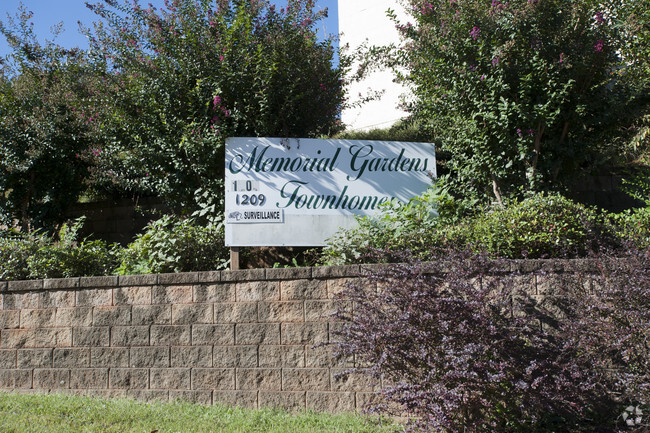 Memorial Gardens Townhomes - 1209 Memorial Drive