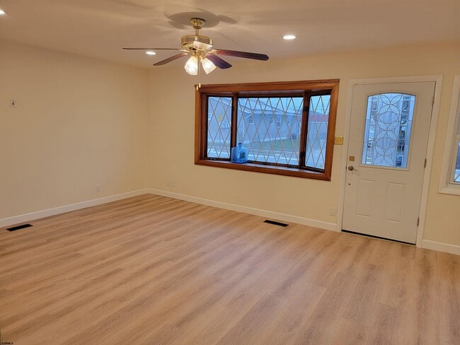 Building Photo - 1834 Beach Ave