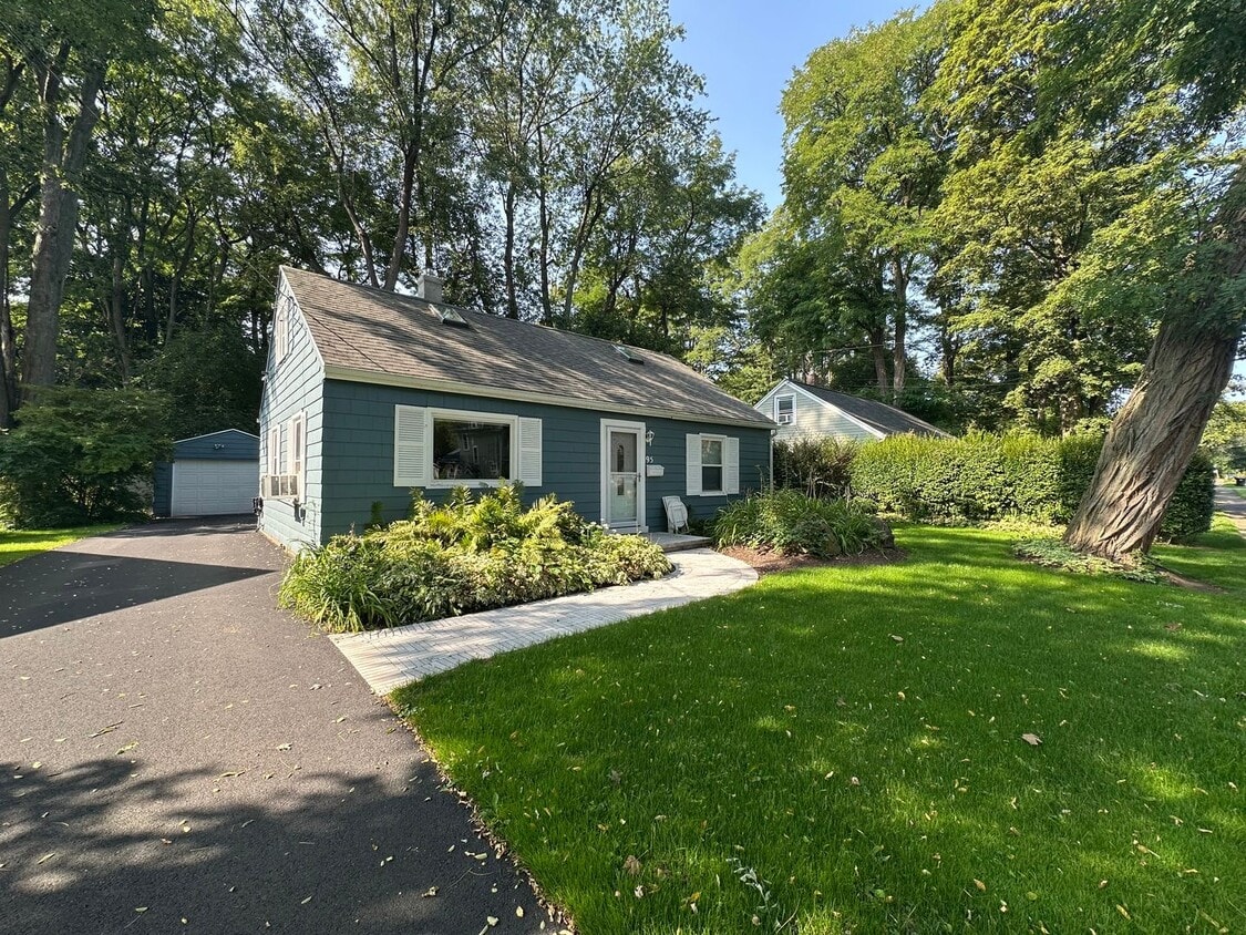 Primary Photo - Single Family Home! 2 Bed 2 Bath $2250