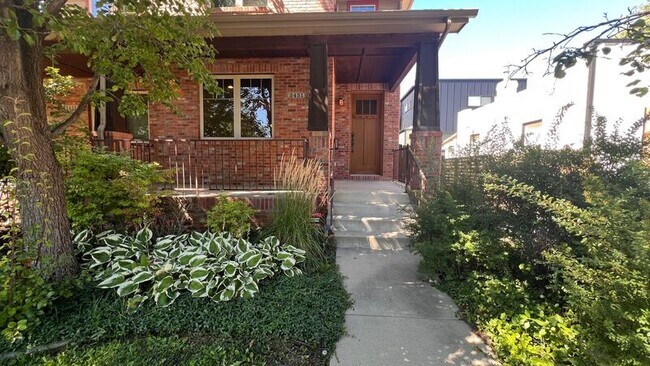 Foto del edificio - 2451 S Williams St