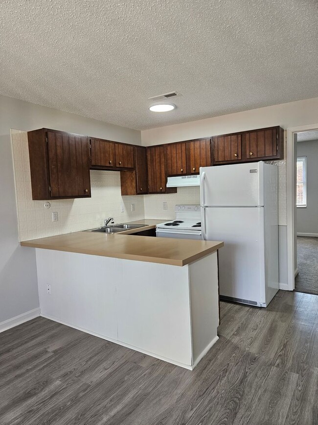 Building Photo - 515 Green Valley Dr