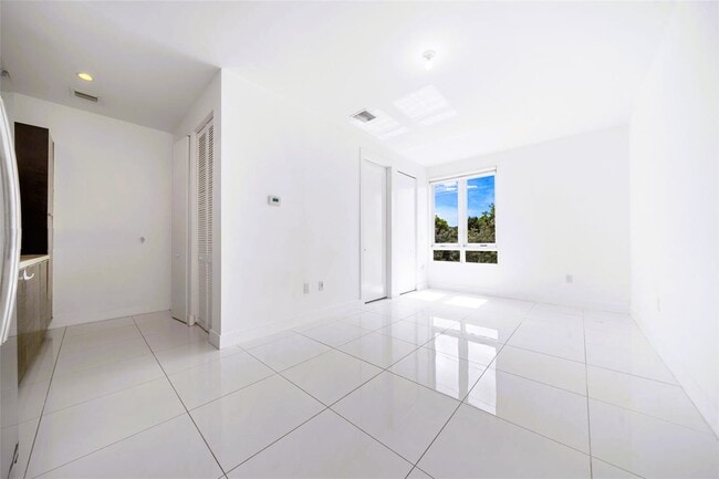 Building Photo - 6400 NW 105th Pl