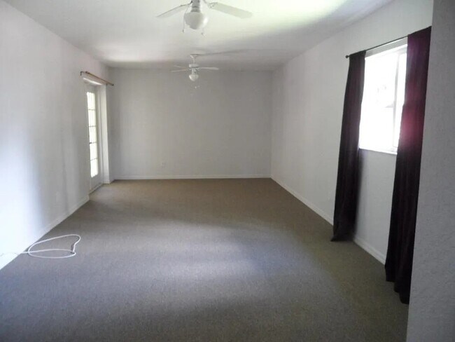 Foto del edificio - 9260 Sedgefield Rd
