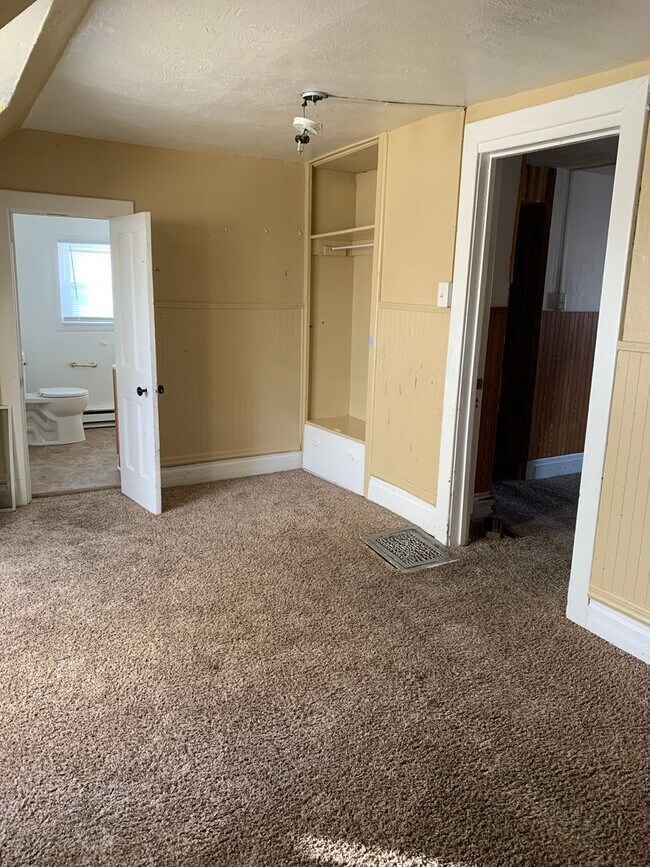 Building Photo - New paint/flooring 4 bedroom, 2.5 bathroom...