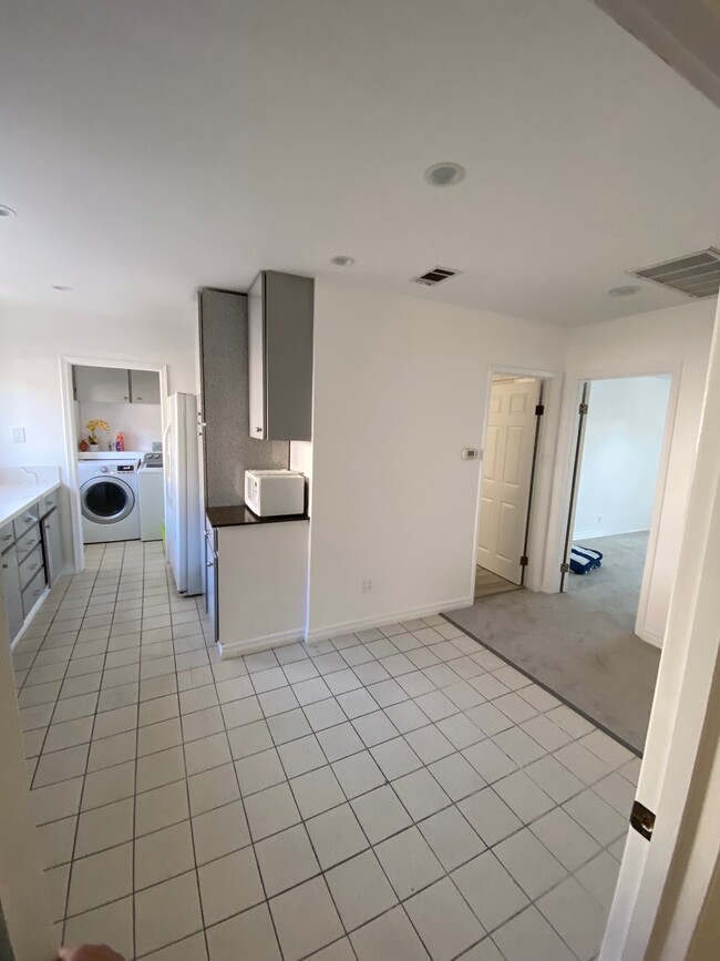 Kitchen/washer & Dryer - 600 N Plymouth Blvd