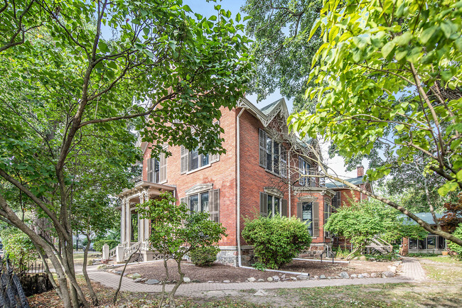 Building Photo - Alonzo Palmer House