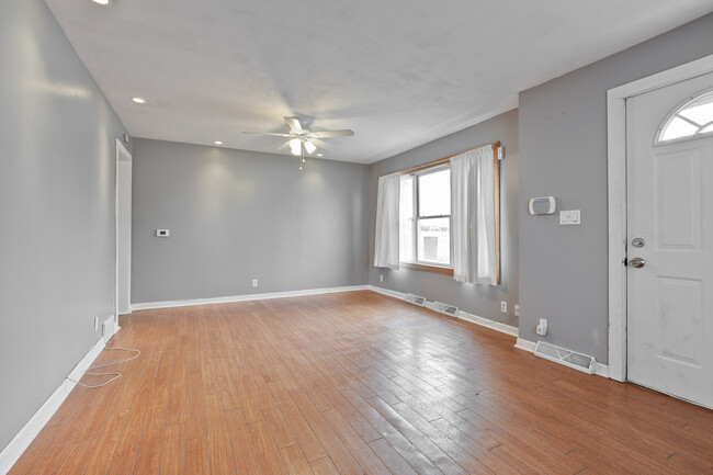 Building Photo - 302 E Washington St