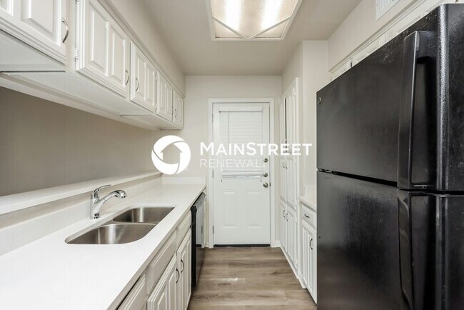 Building Photo - 3 Bedroom Pet-Friendly Home in Mesquite, TX with Main Street Renewal
