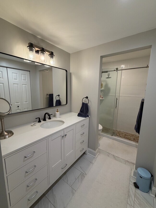 Foto del edificio - 7602 Lakeside Village Dr