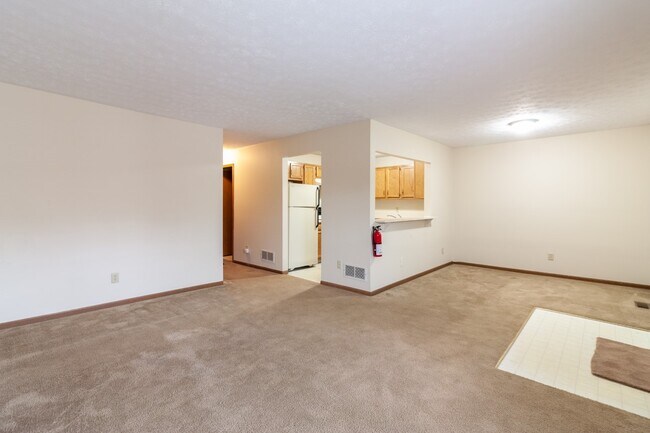 Sala de estar y comedor (vista 2) - Wrens Trail Garden Apartments