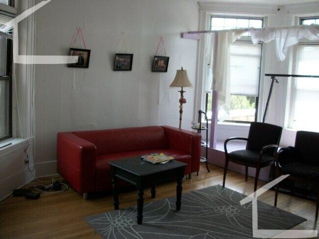 Foto del edificio - Large Unit on Cleveland Circle. Central AC...