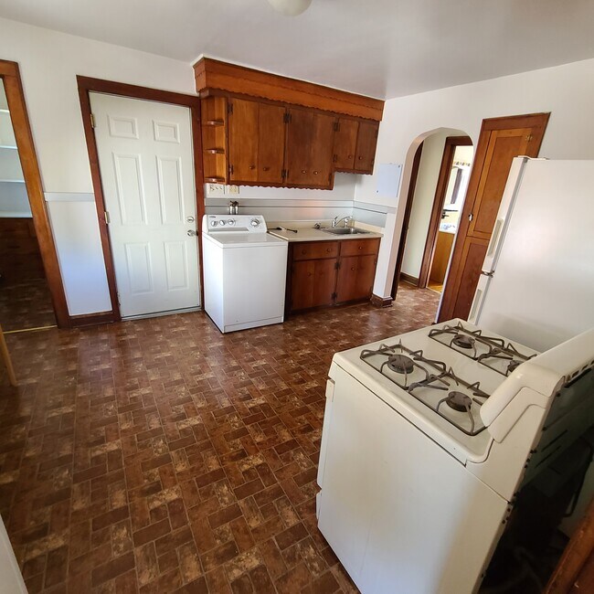 Kitchen - 47 Peace St