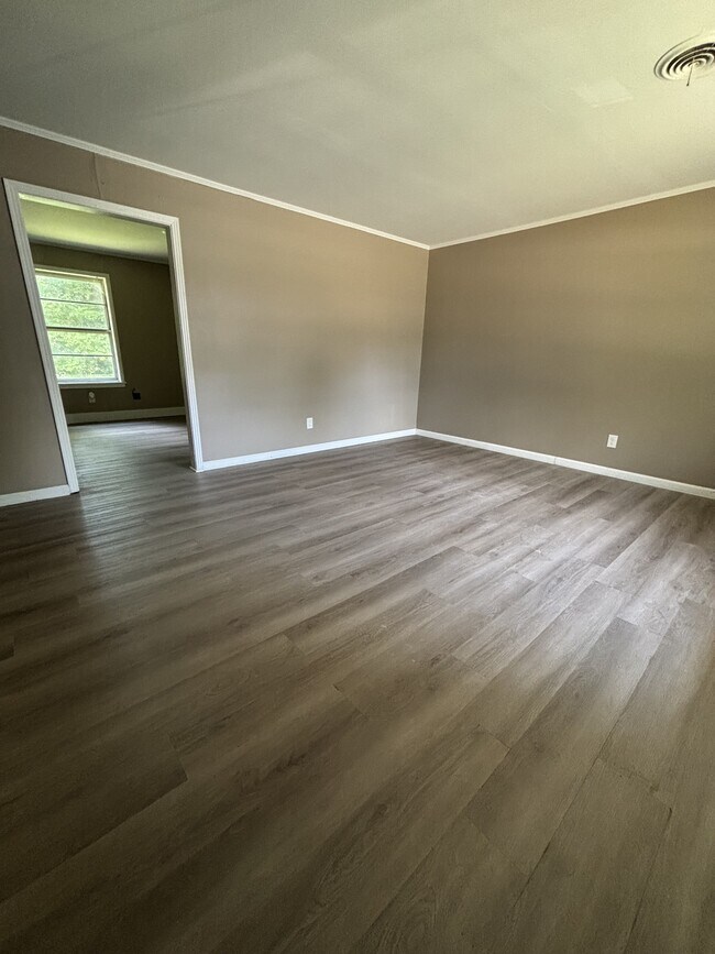 Building Photo - 914 Monroe Ave