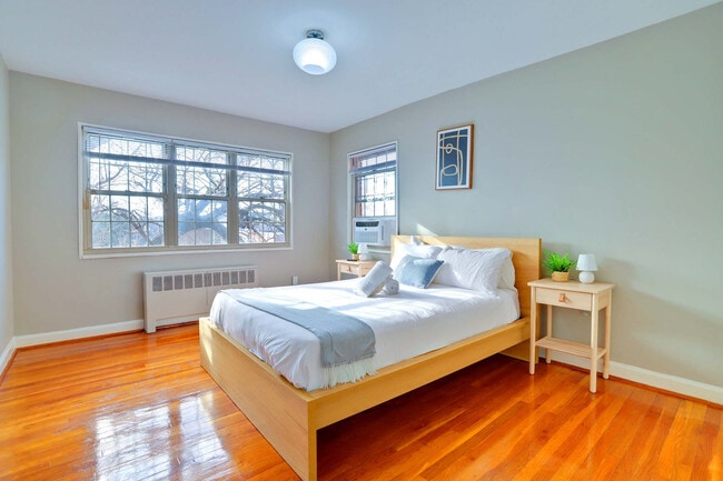 Building Photo - 1420 W Abingdon Dr