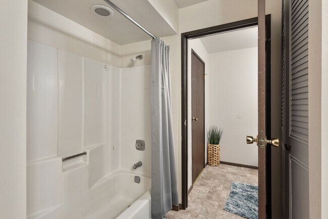 Foto del edificio - 7900 Harwood Ave