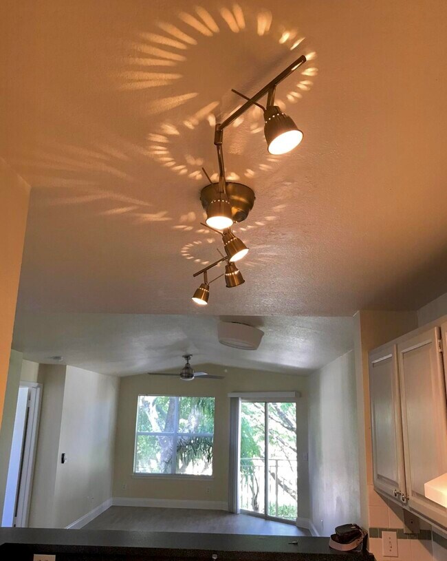 Foto del edificio - 1725 Palm Cove Blvd