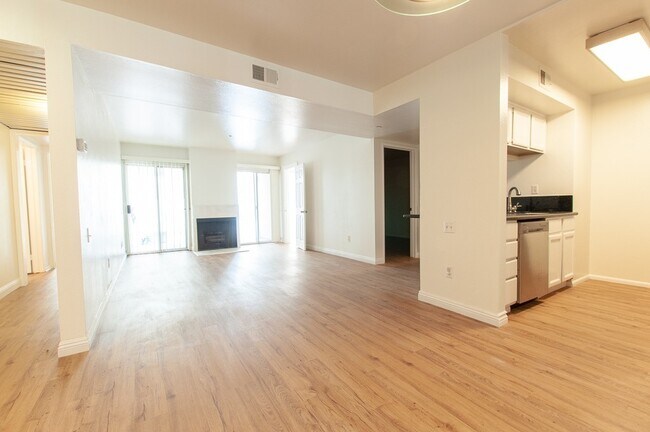 Foto del edificio - 10960 Ashton Ave