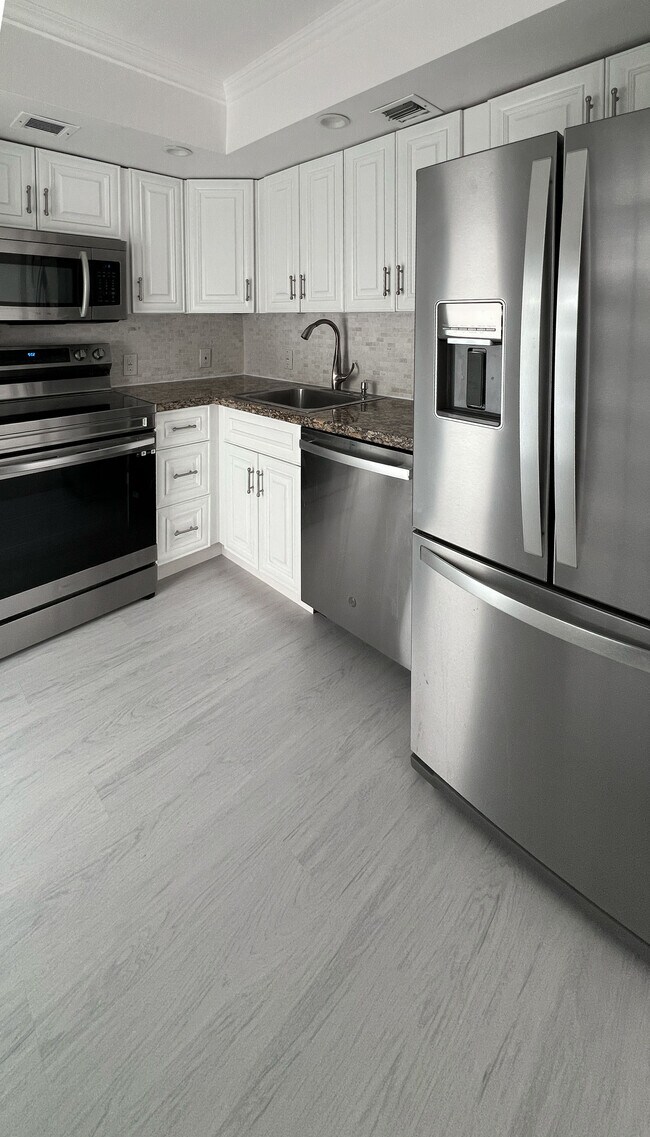 Building Photo - 2205 S Cypress Bend Dr