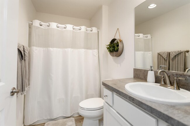 Foto del edificio - 5745 Gillespie Ln