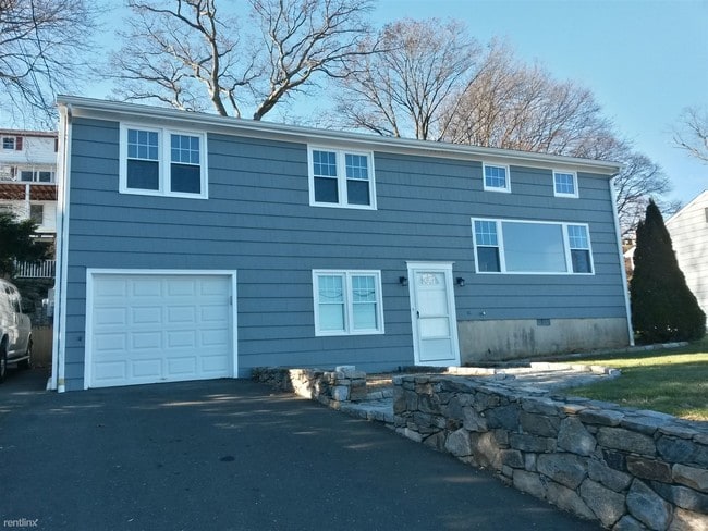 Building Photo - 4 br, 1.5 bath House - 307 Weed Ave