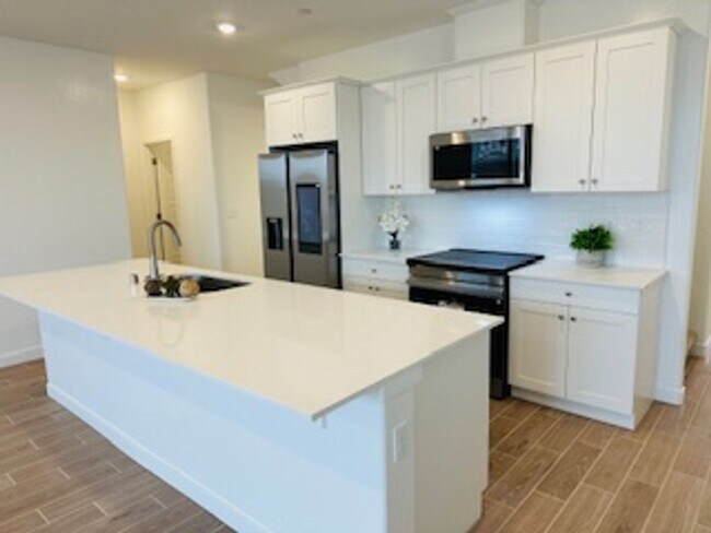 Foto del edificio - $2,650 Plum Tree 3 Bd + flex Home, Solar Panels & Battery, NEW Build - Clovis & Shepherd Ave.