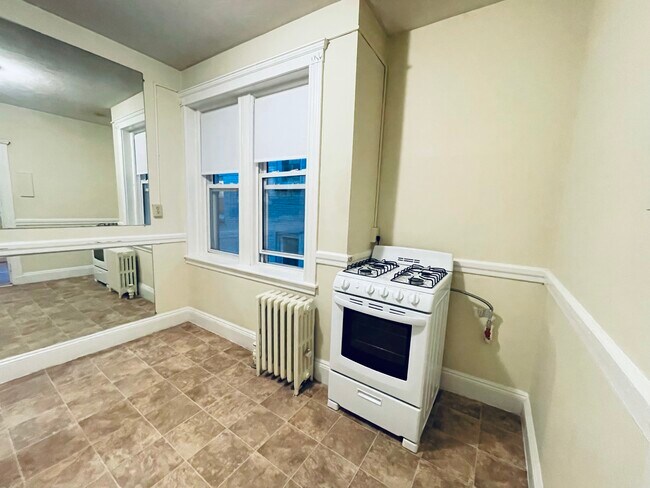 Building Photo - 55 Linden St