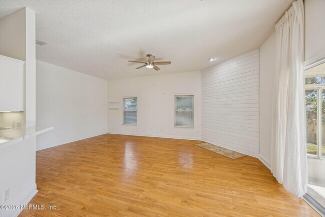 Foto del edificio - 3447 Heron Dr N