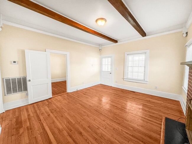 Building Photo - Charming older home in a peaceful, quiet neighborhood