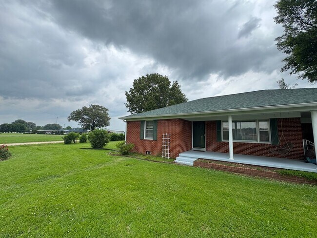 Foto del edificio - Prime Location! 2 Bed Home on Highway to M...