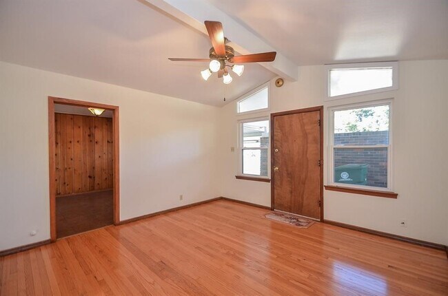 Foto del edificio - 6923 Cole Creek Dr