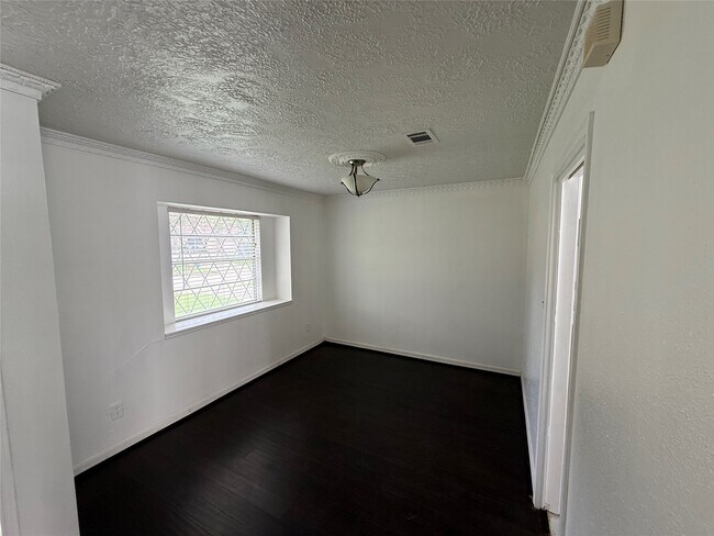 Building Photo - 2206 Round Lake Dr