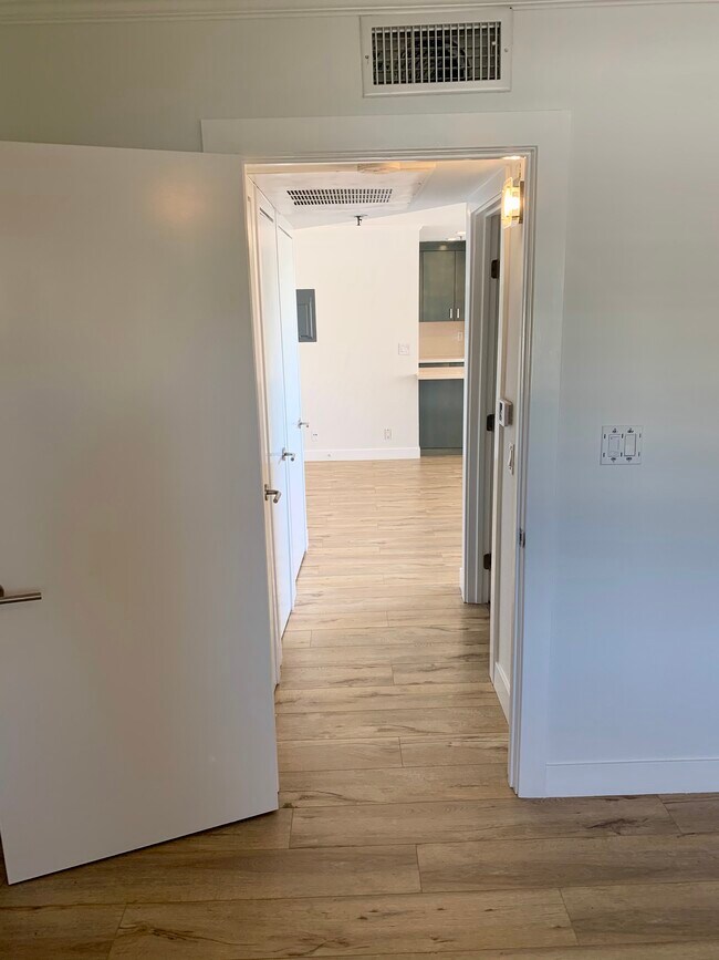Pasillo de habitación al baño & sala de estar - 6543 Franklin Ave