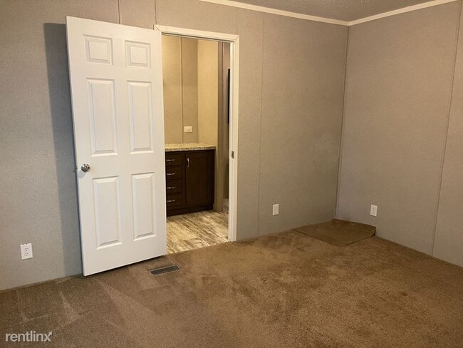 Building Photo - 3 br, 2 bath Mobile Home - 45 W Manor St