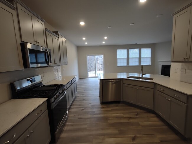 Building Photo - Move-in ready Home in Gambill Forest!