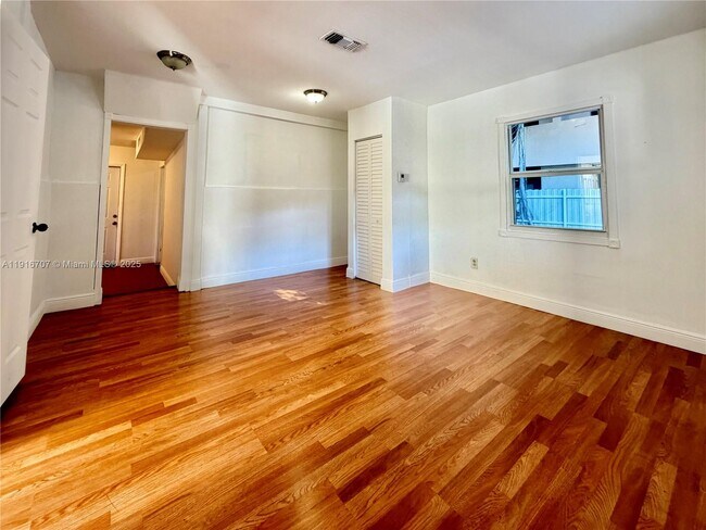 Foto del edificio - 2729 SW 24th St