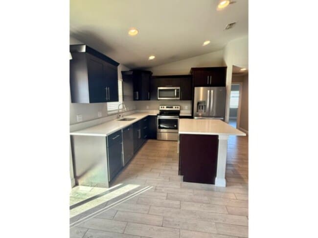 Building Photo - Available Now! 3 Bedroom-2 Bath NW Cape Home