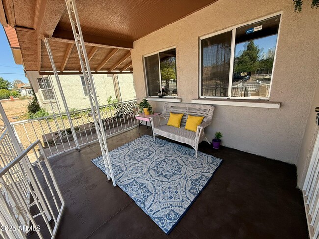 Foto del edificio - 851 E 9th St