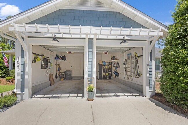 Building Photo - 105 Somersault Lane