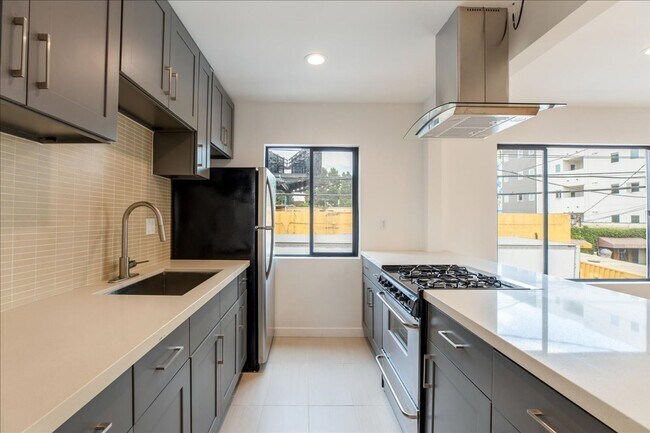 Building Photo - Beautifully Renovated One Bed, One Bath in...