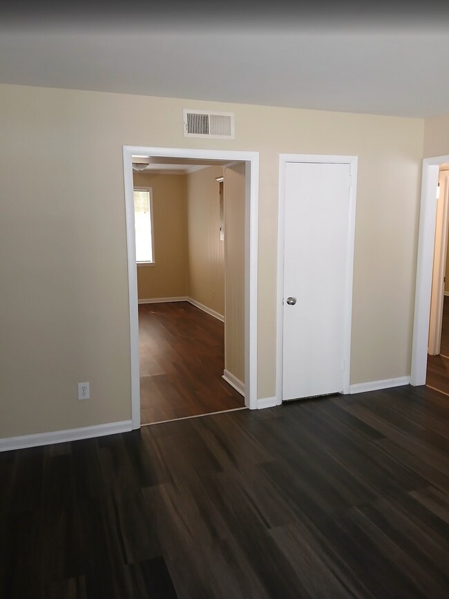 Foto del edificio - MOVE IN READY! NOW AVAILABLE!!! $0 SECURIT...