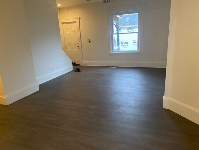 Liv Rm - 5211 Franklin Blvd