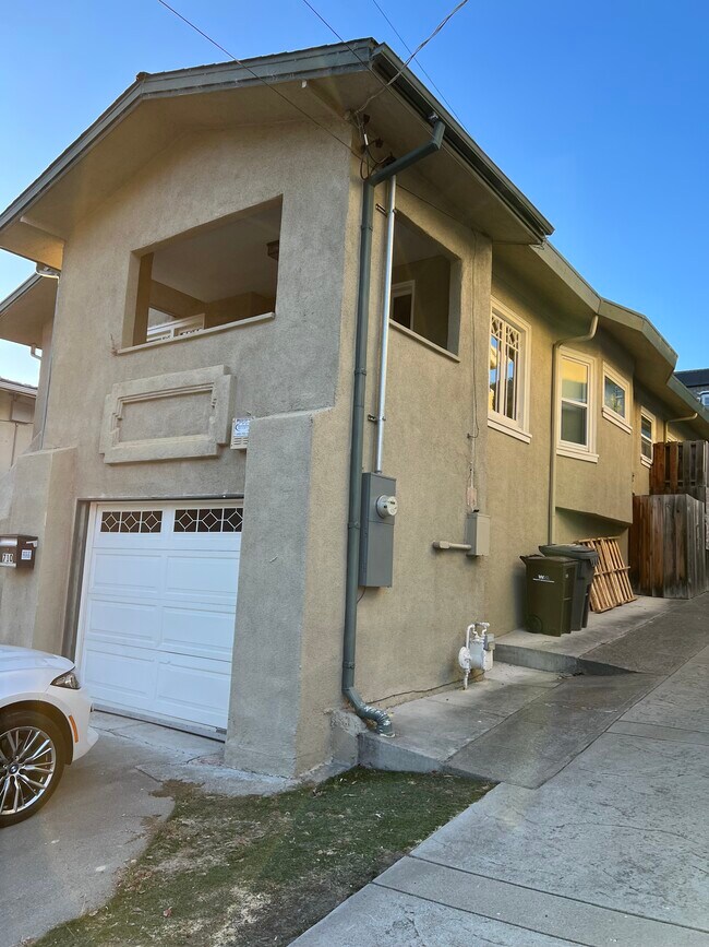 Garage and side view - 710 Walavista Ave