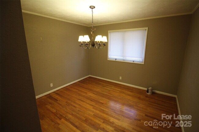 Building Photo - 110 Hillside Ct