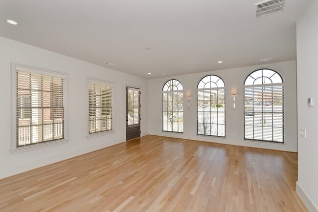 Building Photo - 5932 Bond St